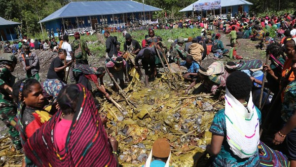 Tradisi Bakar Batu Tunjukkan Papua Kondusif Jelang Natal dan Tahun Baru
