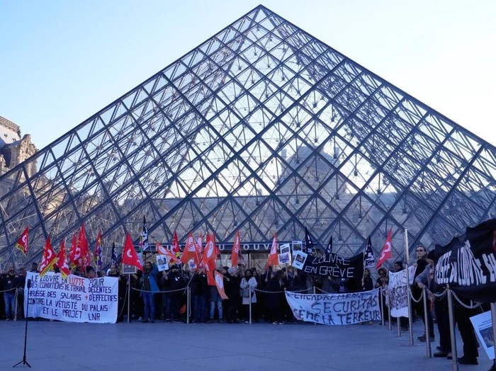 Derita Ratusan Turis Mengantre Gegara Pegawai Museum Louvre Mogok Kerja
