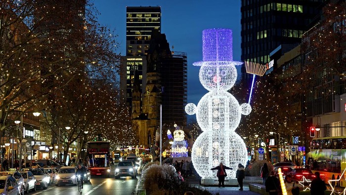 Christmas lights along Kurfuerstendamm shopping street during Christmas season in Berlin, Germany, December 11, 2025. REUTERS/Lisi Niesner