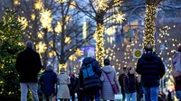 Instalasi cahaya Natal membentang di sepanjang Unter den Linden, jalan bersejarah di bekas Berlin Timur yang kini dipenuhi nuansa liburan. REUTERS/Lisi Niesner