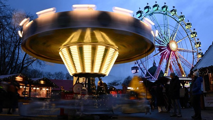 People visit the Christmas market near the Red Town Hall in Berlin, Germany December 8, 2025. REUTERS/Annegret Hilse