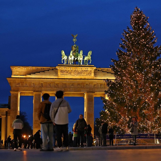 Pasar Meriah dan Instalasi Cahaya Sambut Natal di Berlin