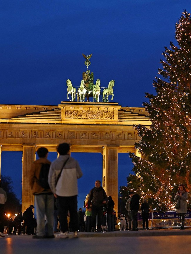 Pasar Meriah dan Instalasi Cahaya Sambut Natal di Berlin