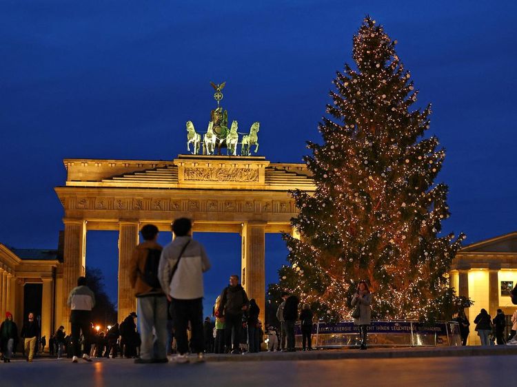 Pasar Meriah dan Instalasi Cahaya Sambut Natal di Berlin