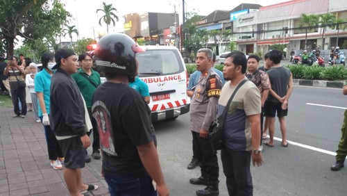 Pekerja baliho tewas di depan Gereja Hillsong, Jalan Sunset Road, Kelurahan Legian, Kecamatan Kuta, Badung, dievakuasi menggunakan mobil ambulans ke RSUP Prof Ngoerah, Denpasar, Selasa (16/12/2025) sore. (Dok. Polresta Denpasar)