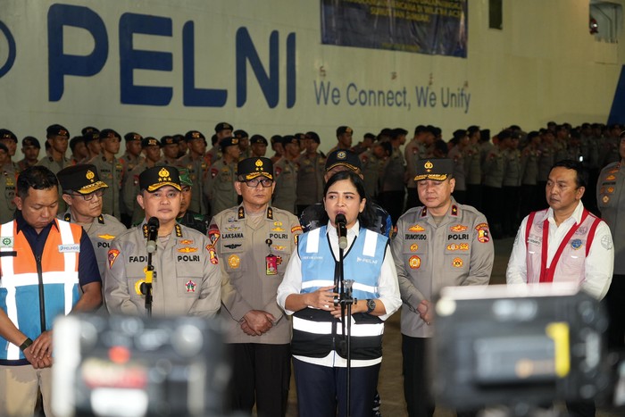 PELNI-Polri Lepas 237 Personel dan Bantuan Logistik Via KM Egon ke Sumatera