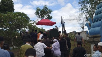 Isak Tangis Iringi Pemakaman Bocah Korban Dibunuh di Rumah Mewah Cilegon