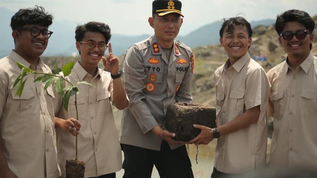 Penanaman pohon di bekas galian tambang di Sumedang