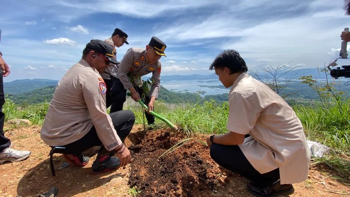 Polres Sumedang-Pandawara Buka Peluang Hijau di Lahan Eks Tambang