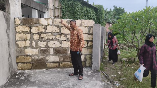 Penolakan pemakaman warga di Sidoarjo Tembok yang dibangun oleh warga Desa Grogol untuk menutup aksesnya ke TPU