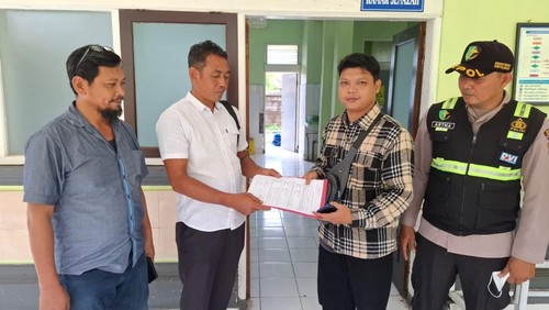 Penyerahan jenazah oleh anggota Polres Jembrana kepada anak kandung Abdul Rohman Agus (51), Abdul Rozak Agus Maulana, di RSU Negara, Jembrana, Rabu (17/12/2025). (Dok. Polres Jembrana)