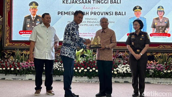 Pidana Kerja Sosial di Bali, Koster Singgung Fenomena Joki