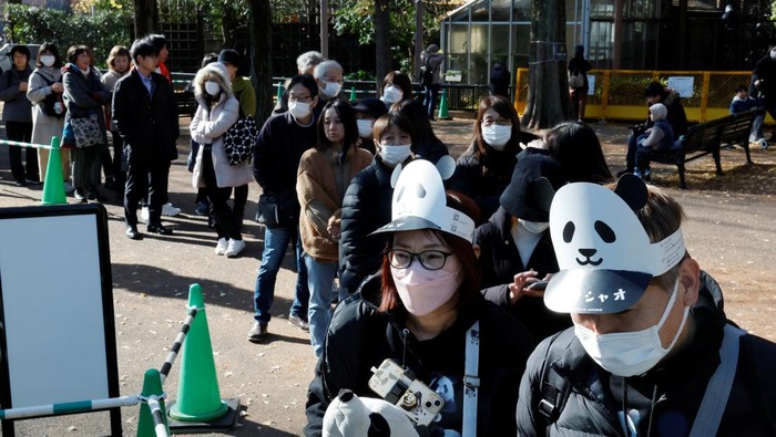 Visitors film and photograph four-year-old giant panda Lei Lei at Ueno Zoo, a day after news broke that Japan will return two giant pandas to China at the end of January 2026, in Tokyo, Japan, December 16, 2025. REUTERS/Kim Kyung-Hoon