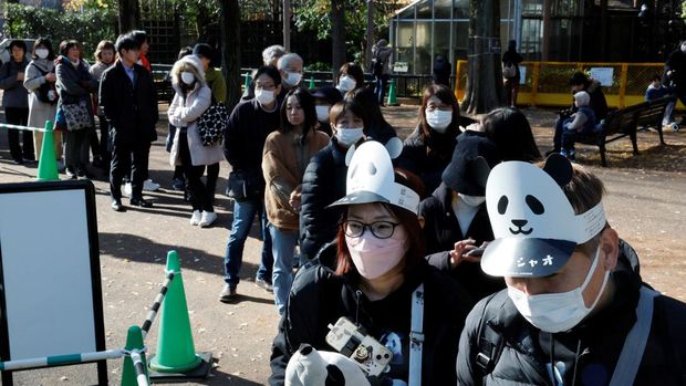 Visitors film and photograph four-year-old giant panda Lei Lei at Ueno Zoo, a day after news broke that Japan will return two giant pandas to China at the end of January 2026, in Tokyo, Japan, December 16, 2025. REUTERS/Kim Kyung-Hoon