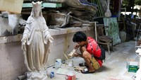 Menjelang perayaan Natal, industri kerajinan patung rohani tersebut dibanjiri pesanan dari berbagai daerah.