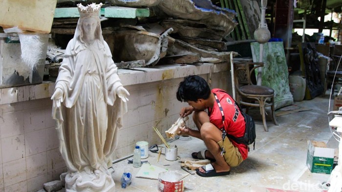 Perajin menyelesaikan proses pembuatan patung rohani di Algonz Collection, Serpong, Tangerang Selatan, Rabu (17/12/2025).