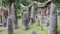 Dari kawasan permukiman adat, perjalanan wisata berlanjut ke situs megalitik Kalimbuang Bori. Ratusan menhir atau simbuang batu berdiri kokoh sebagai penanda upacara pemakaman adat Toraja. ANTARA FOTO/Arnas Padda  