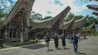 Di Kete Kesu, pengunjung dapat melihat langsung arsitektur khas Toraja dengan ukiran sarat makna filosofi. Kawasan ini merepresentasikan hubungan manusia, leluhur, dan alam yang menjadi dasar kehidupan masyarakat setempat. ANTARA FOTO/Andry Denisah  