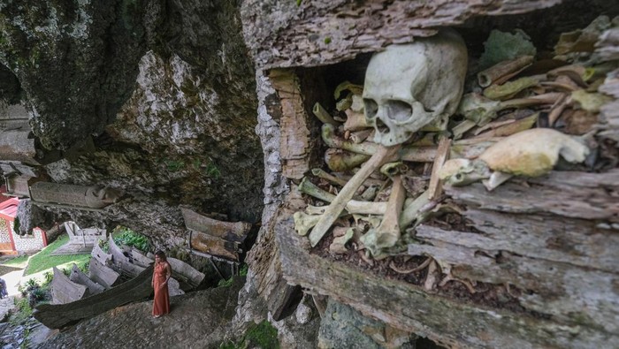 Warga berfoto disekitar kuburan batu di Desa Adat Kete Kesu di Toraja Utara, Sulawesi Selatan, Selasa (16/12/2025). Desa adat yang telah diakui sebagai Situs Warisan Budaya Dunia oleh UNESCO tersebut menjadi salah satu wisata unggulan di wilayah itu dengan keunikan kekayaan tradisi, arsitektur, dan spiritualitas berupa rumah adat Tongkonan serta kuburan batu. ANTARA FOTO/Andry Denisah/nym.