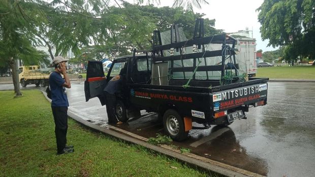 Pohon tumbang di Serpong, Tangsel menimpa pikap pengangkut kaca hingga pecah.