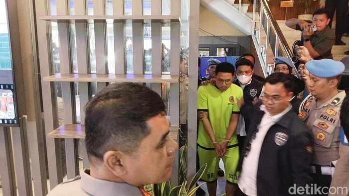 Keangkuhan Resbob yang Sirna di Kafe Tempat Pelarian