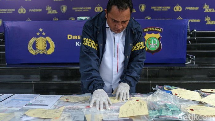 Lima tersangka dihadirkan saat konferensi pers di Polda Metro Jaya, Jakarta, Rabu (17/12/2025).  Kabid Humas Polda Metro Jaya Kombes Budi Hermanto menyebut praktik aborsi ilegal itu sudah berlangsung sejak 2022 hingga 2025.