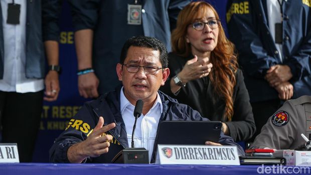 Lima tersangka dihadirkan saat konferensi pers di Polda Metro Jaya, Jakarta, Rabu (17/12/2025).  Kabid Humas Polda Metro Jaya Kombes Budi Hermanto menyebut praktik aborsi ilegal itu sudah berlangsung sejak 2022 hingga 2025.