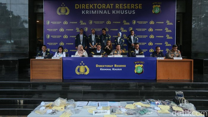 Lima tersangka dihadirkan saat konferensi pers di Polda Metro Jaya, Jakarta, Rabu (17/12/2025).  Kabid Humas Polda Metro Jaya Kombes Budi Hermanto menyebut praktik aborsi ilegal itu sudah berlangsung sejak 2022 hingga 2025.