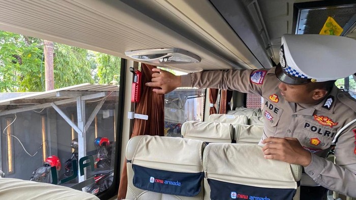 Polisi Lamongan Cek Bus dan Tes Urine Sopir Jelang Nataru, Ini Hasilnya