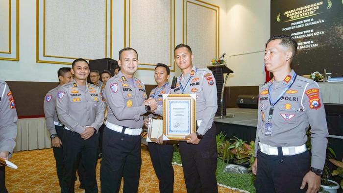 Polres Mojokerto Juara I Jatim Tindak Pelanggar dengan ETLE Mobile