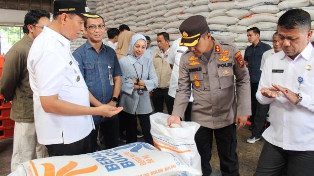 Polresta Pekanbaru sidak pasar untuk memastikan ketersediaan bahan pokok jelang Natal dan Tahun Baru 2026. Polresta Pekanbaru sidak pasar untuk memastikan ketersediaan bahan pokok jelang Natal dan Tahun Baru 2026.