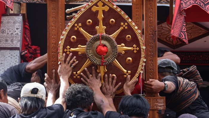 Sejumlah warga dan keluarga duka mengarak peti berisi jenazah saat prosesi Ma'pasonglo di Tongkonan Butui, Kecamatan Kesu, Toraja Utara, Sulawesi Selatan, Selasa (16/12/2025). Prosesi tersebut merupakan rangkaian dari upacara pemakaman masyarakat adat Toraja (Rambu Solo) dengan mengarak jenazah keliling kampung sebelum disemayamkan di persemayaman sementara (lakian) dan hanya dilaksanakan oleh bangsawan. ANTARA FOTO/Arnas Padda/nz