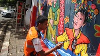 Selain pengecatan mural, PPSU juga membersihkan area sekitar posko dari sampah dan coretan liar.