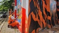 Posko yang sebelumnya tidak terawat itu disulap menjadi kanvas mural dengan warna-warna cerah dan motif sederhana.