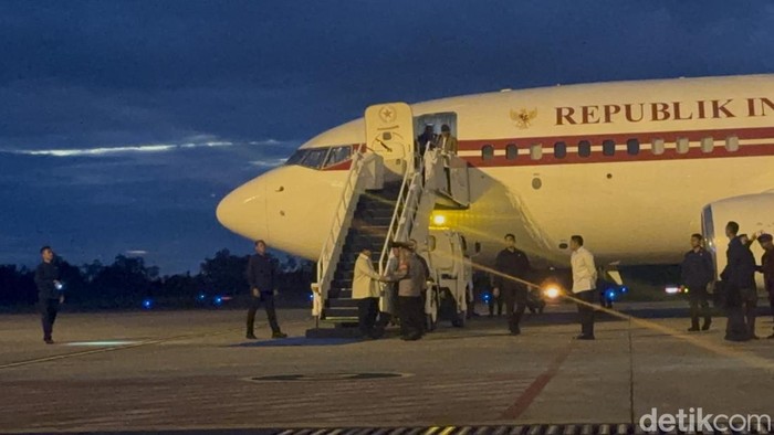 Prabowo Tiba di Bandara Minangkabau, Bakal Cek Penanganan Bencana di Sumbar