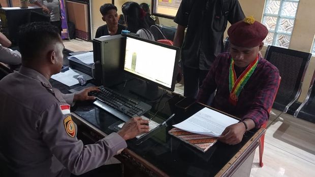 Presidium Gerakan Kemasyarakatan PMKRI Cabang Ende, Longginus Kota Setu alias Longgar, mengadukan anggota DPRD Ende yang melempar lambang Garuda Pancasila, Rabu (17/12/2025). (Dok. Longginus Kota Setu)