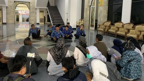 Puluhan guru honorer melakukan protes ke Kantor Bupati Lombok Barat, Rabu (17/12/2025). Mereka tak kunjung lulus pendaftaran PPPK Paruh Waktu meski semua syarat dan berkas sudah dilengkapi. (M Zahiruddin/detikBali)