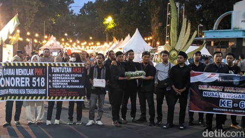 Puluhan tenaga honorer demo Kantor Gubernur NTB sembari membawa kue dan nasi tumpeng, Rabu (17/12/2025). (Foto: Ahmad Viqi/detikBali)