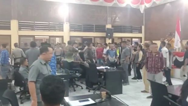 Rapat DPRD dengan Bupati Ende, Yosef Benediktus Badeoda, Rabu (17/12/2025) berakhir ricuh. (Istimewa) Rapat DPRD dengan Bupati Ende, Yosef Benediktus Badeoda, Rabu (17/12/2025) berakhir ricuh. (Istimewa)