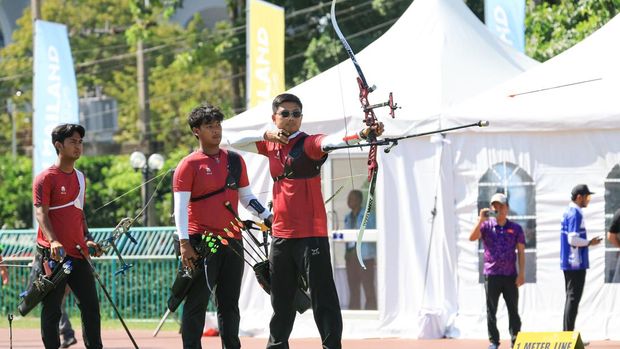 Riau Ega, Arif Dwi Pangestu, Ahmad Khoirul Baasith bahu-membahu mengalahkan tim beregu putra dari Vietnam di babak final untuk meraih emas SEA Games 2025 nomor recurve men's team cabang memanah.