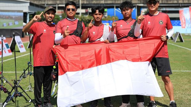 Riau Ega, Arif Dwi Pangestu, Ahmad Khoirul Baasith bahu-membahu mengalahkan tim beregu putra dari Vietnam di babak final untuk meraih emas SEA Games 2025 nomor recurve men's team cabang memanah.