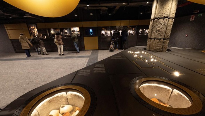 Roma Resmikan Stasiun Metro Colosseum, Transportasi Berpadu Sejarah Pedestrians walk past the entrance of the new Colosseum metro station which promise to dazzle locals and tourists with museum-like displays of archaeological discoveries, in Rome, Italy December 16, 2025. REUTERS/Remo Casilli