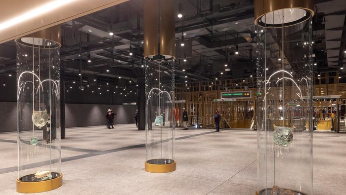 Roma Resmikan Stasiun Metro Colosseum, Transportasi Berpadu Sejarah Pedestrians walk past the entrance of the new Colosseum metro station which promise to dazzle locals and tourists with museum-like displays of archaeological discoveries, in Rome, Italy December 16, 2025. REUTERS/Remo Casilli