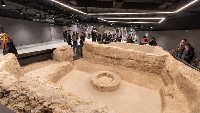 Pedestrians walk past the entrance of the new Colosseum metro station which promise to dazzle locals and tourists with museum-like displays of archaeological discoveries, in Rome, Italy December 16, 2025. REUTERS/Remo Casilli