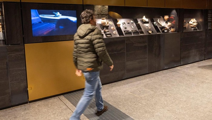 Pedestrians walk past the entrance of the new Colosseum metro station which promise to dazzle locals and tourists with museum-like displays of archaeological discoveries, in Rome, Italy December 16, 2025. REUTERS/Remo Casilli
