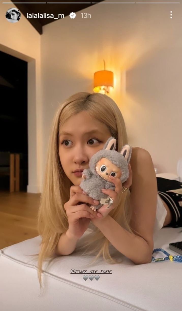 Rose BLACKPINK Harper's Bazaar menyebut Rose BLACKPINK punya andil mempopulerkan Labubu di 2025.