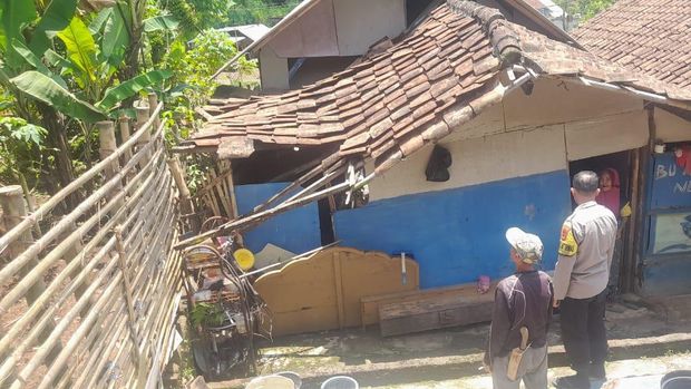 Rumah Ade Juariah di Bandung sebelum diperbaiki