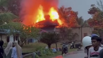 Puluhan Emak-emak Bakar Rumah Terduga Bandar Narkoba di Mandailing Natal