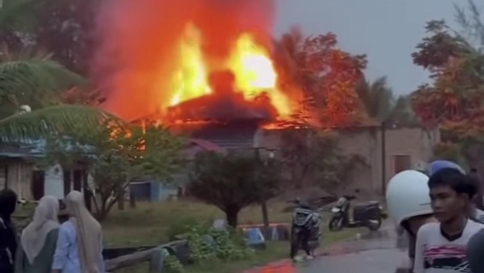 Rumah Dibakar Warga, 5 Terduga Bandar Narkoba di Madina Diamankan Polisi