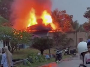 Emak-emak di Madina Bakar Rumah Milik Terduga Bandar Narkoba